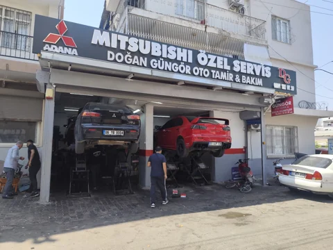 Adana’daki gerçek Mitsubishi özel servis giriş tabelası — Doğan Güngör Oto Tamir Atölyesi, Adana