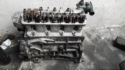 Gerçek atölyede motor bileşenleri — Doğan Güngör Oto Tamir Atölyesi, Adana