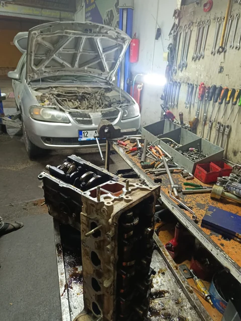 Atölyeden mekanik çalışma ortamı — Doğan Güngör Oto Tamir Atölyesi, Adana